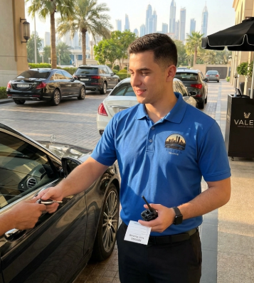 Intrak valet handing keys outside a restaurant